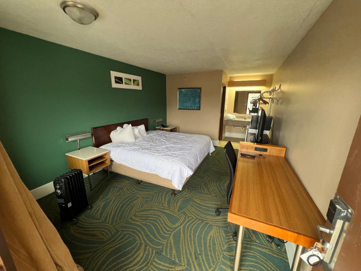 Hilltop Inn Pittsburgh Crafton Екстериор снимка