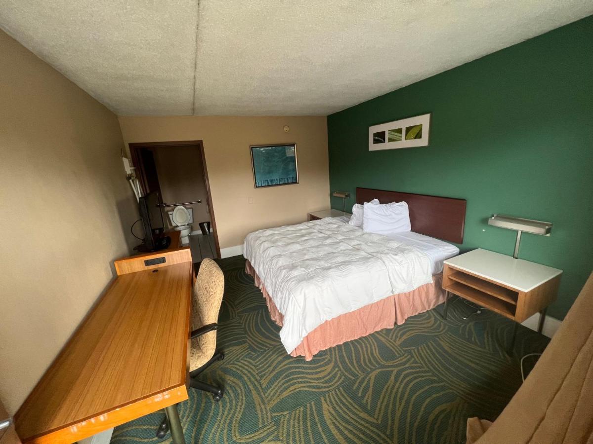 Hilltop Inn Pittsburgh Crafton Екстериор снимка