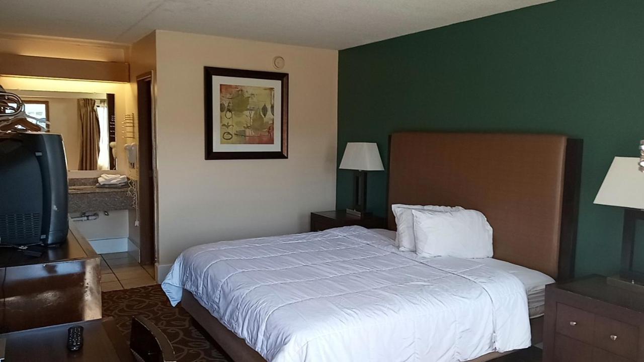Hilltop Inn Pittsburgh Crafton Екстериор снимка