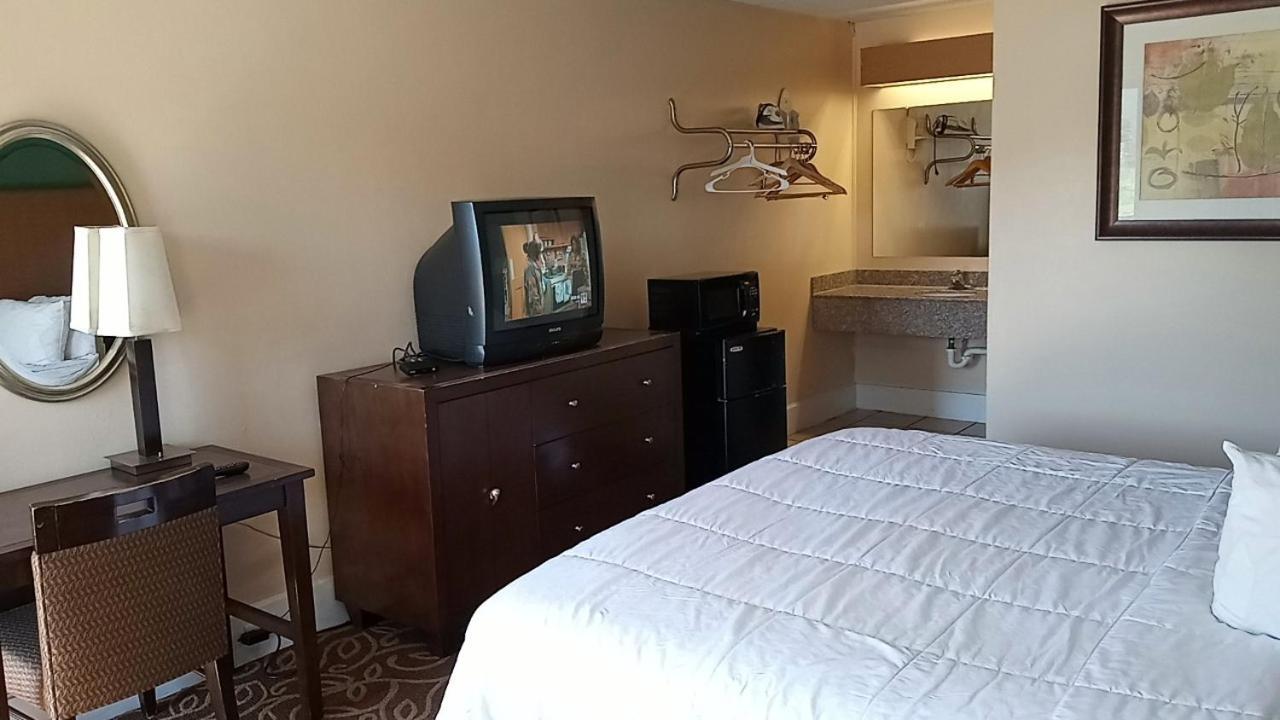 Hilltop Inn Pittsburgh Crafton Екстериор снимка