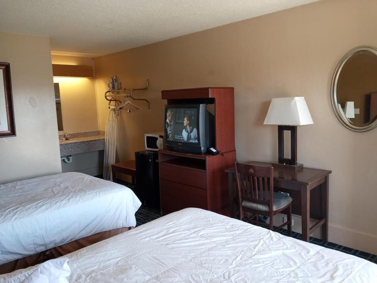 Hilltop Inn Pittsburgh Crafton Екстериор снимка