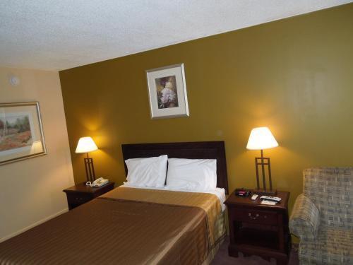 Hilltop Inn Pittsburgh Crafton Екстериор снимка