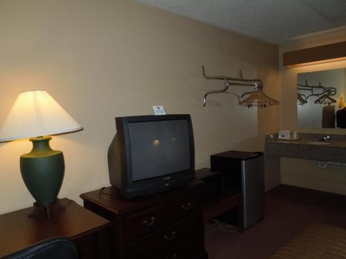 Hilltop Inn Pittsburgh Crafton Екстериор снимка