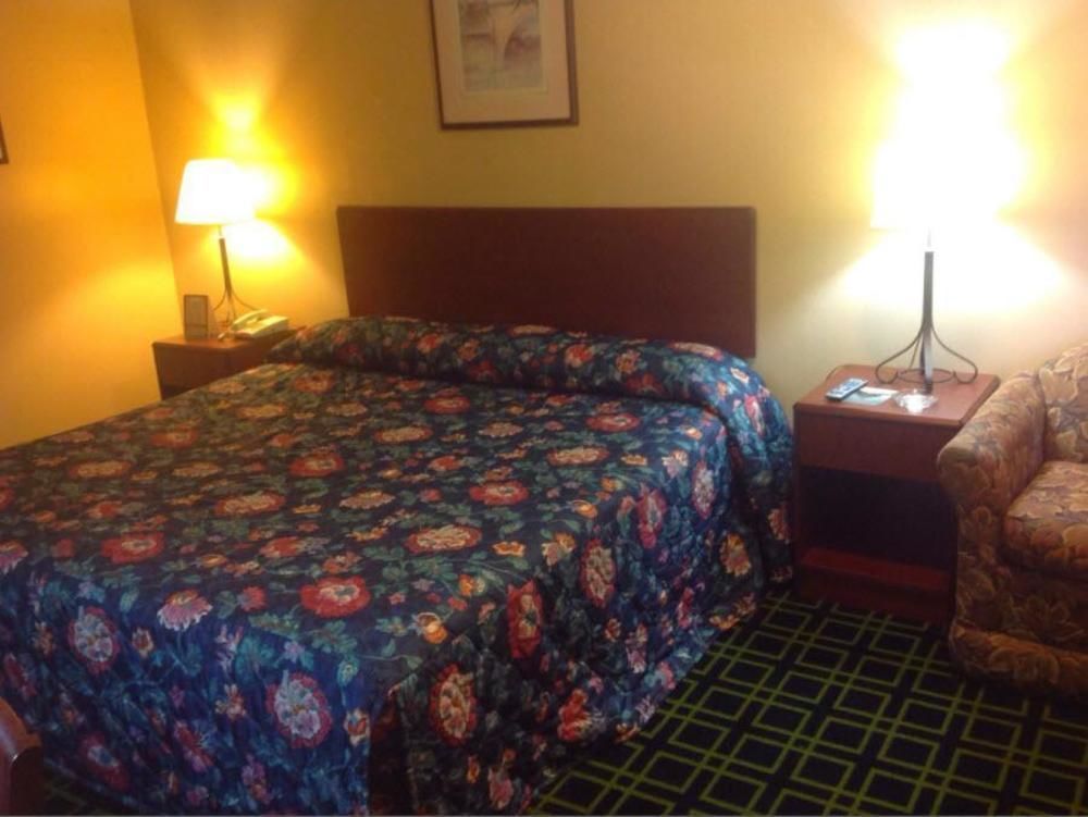 Hilltop Inn Pittsburgh Crafton Екстериор снимка
