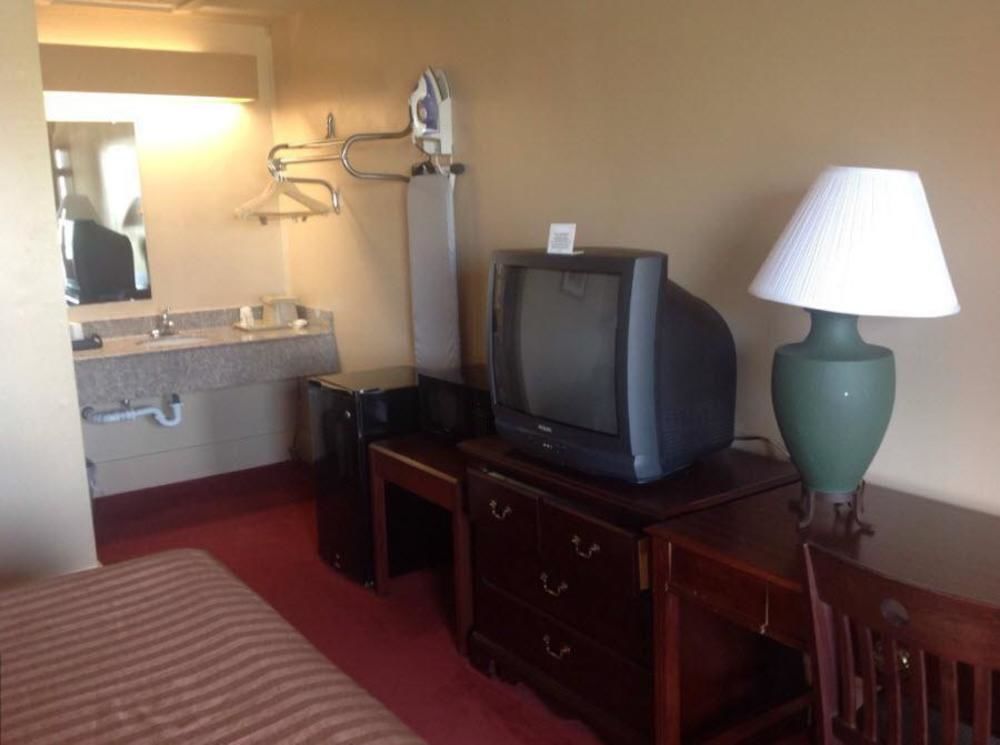 Hilltop Inn Pittsburgh Crafton Екстериор снимка